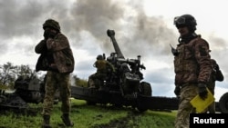 Miembros del ejército ucraniano disparan en primera línea un proyectil desde un obús remolcado FH-70, mientras continúa el ataque de Rusia contra Ucrania, en la región de Zaporizhzhia, Ucrania, 27 de octubre de 2022.