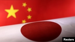 Bendera China dan Jepang terlihat dalam sebuah ilustrasi. Jepang mendesak China untuk membebaskan seorang warga negaranya yang dijatuhi hukuman 12 tahun penjara atas tuduhan spionase. (Foto: REUTERS/Dado Ruvic)