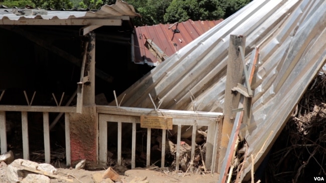 De esta Iglesia Evangélica solo queda en pie un letrero, Las Tejerías, Venezuela.