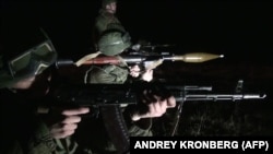 러시아군 공수부대원들이 남서부 우크라이나 국경 인근에서 야간 소총사격을 훈련하고 있다. (자료사진)