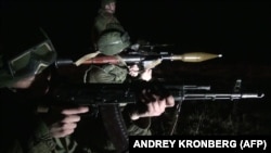 Des parachutistes russes prenant part à un exercice nocturne, à 150 km de la ville de Rostov-sur-le-Don, dans le sud de la Russie, le 13 mars 2014. (Archives) 