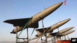 Drone-drone Iran siap untuk diluncurkan selama latihan militer di Iran (foto: dok). 