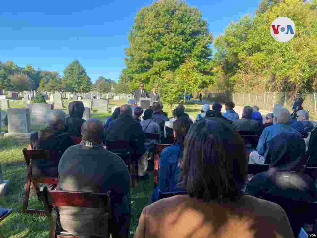 Familiares, amigos y residentes de Washington DC se dieron cita en el Cementerio del Congreso para despedir a las 170 personas no reclamadas. [Foto: Salomé Ramírez, VOA]