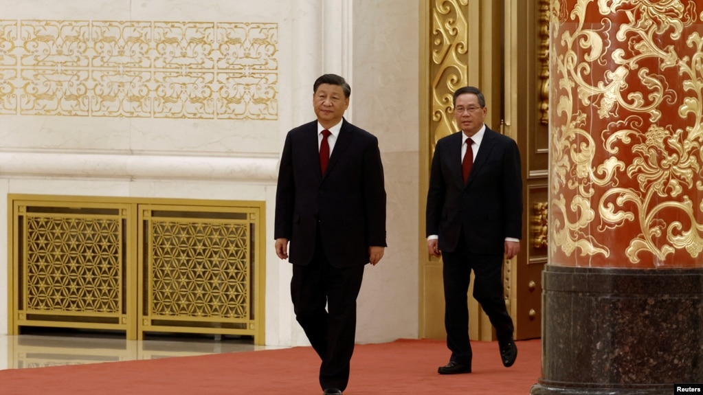 2022年10月23日，在中共二十届一中全会后，中共领导人习近平带领中共新一届政治局常委与中外媒体见面。李强排在习近平后面的第二位。(photo:VOA)