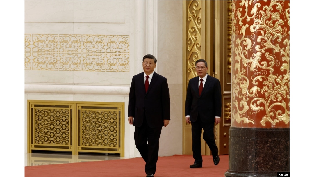 2022年10月23日,在中共二十届一中全会后,中共领导人习近平带领中共新一届政治局常委与中外媒体见面。李强排在习近平后面的第二位。