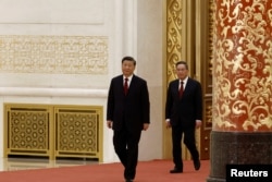 2022年10月23日，在中共二十届一中全会后，中共领导人习近平带领中共新一届政治局常委与中外媒体见面。李强排在习近平后面的第二位。