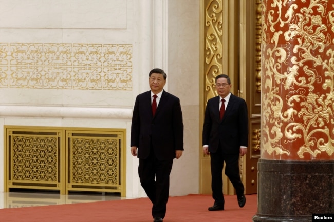 2022年10月23日，在中共二十届一中全会后，中共领导人习近平带领中共新一届政治局常委与中外媒体见面。李强排在习近平后面的第二位。