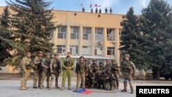 지난 1일 우크라이나군 장병들이 리만 시청에서 도네츠크인민공화국(DPR)기를 내리며 기념촬영하고 있다. 
