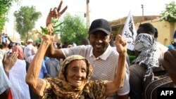 Des manifestants soudanais célèbrent à Omdourman le 21 octobre 2022.