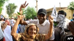 Sejumlah demonstran Sudan berpose dalam aksi protes di Khartoum, Sudan, pada 21 Oktober 2022. Ribuan warga Sudan turun ke jalan memportes kudeta militer yang terjadi di negaranya. (Foto: AFP)