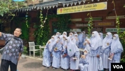 Rombongan siswa berfoto bersama di sudut spot foto Kampung batik Kauman, akhir pekan kemarin. (Foto: VOA/ Yudha Satriawan)