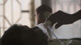 ARCHIVO - Un familiar ajusta la máscara de oxígeno de un paciente con tuberculosis, en un hospital en Hyderabad, India, el 24 de marzo de 2018.