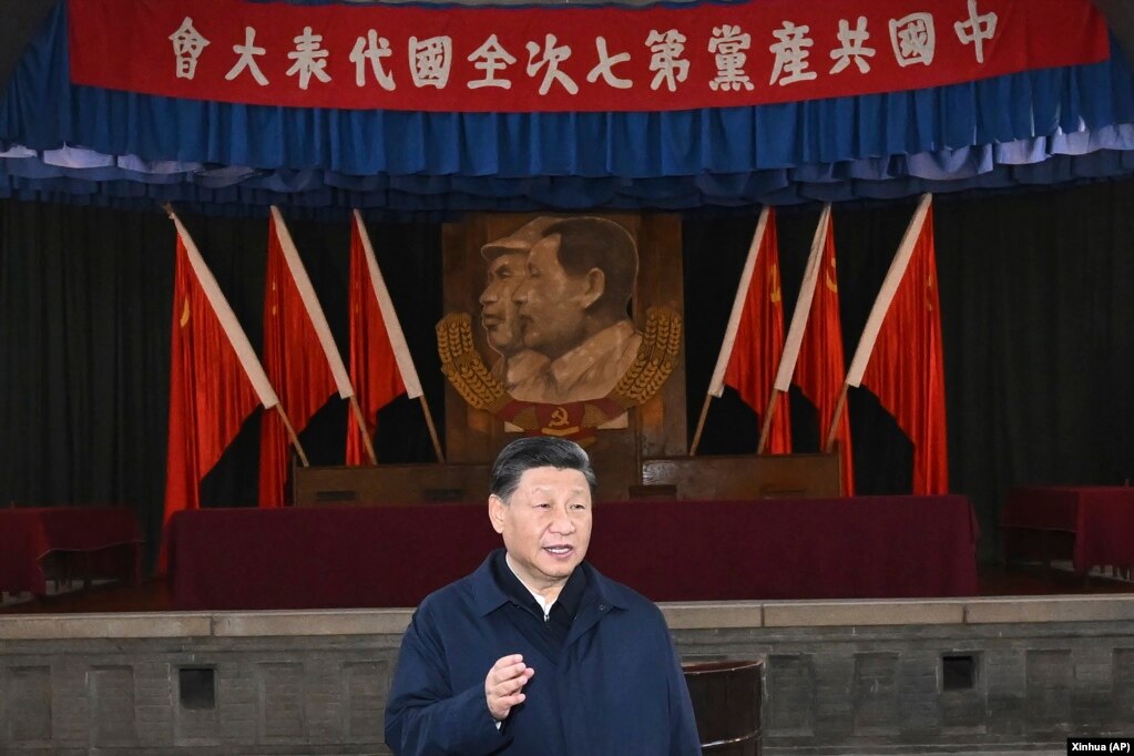 中共领导人习近平带领他的新班子到延安参观中共第七次党代会的会址。（2022年10月27日）(photo:VOA)