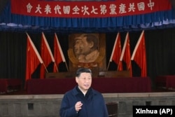 中共领导人习近平带领他的新班子到延安参观中共第七次党代会的会址。（2022年10月27日）