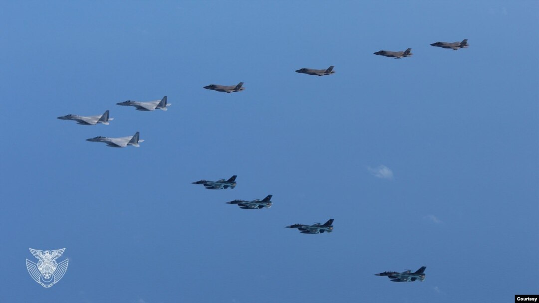 4일 미 공군 F-35 전투기와 일본 항공자위대 F-15J, F-2 전투기가 규슈 서쪽 상공에서 준비태세를 재확인하기 위한 연합전술훈련을 실시했다. 사진 = 일본 항공자위대.