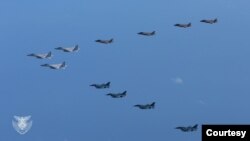 米空軍のF-35戦闘機と航空自衛隊のF-15J、F-2戦闘機は4日、九州西部の上空で合同戦術演習を実施し、準備態勢を再確認した。 写真＝航空自衛隊。