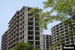 中国房地产企业佳登宝公司在广西桂林的一处没有完工的住宅楼建筑工地。（2022年9月17日）