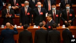 Presiden China Xi Jinping melambaikan tangan saat meninggalkan upacara pembukaan Kongres Nasional ke-20 Partai Komunis China yang berkuasa di Balai Besar Rakyat di Beijing, Minggu, 16 Oktober 2022. 