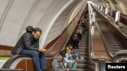 Las personas se refugian dentro de una estación de metro durante un ataque con misiles rusos en Kiev, Ucrania, el 25 de octubre de 2022.