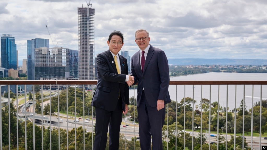 日本首相岸田文雄与澳大利亚总理安东尼·阿尔巴尼斯在澳大利亚西海岸城市佩斯会晤后达成的主要成果为：签署新安全协议提升军事、情报、网安等防卫领域合作。