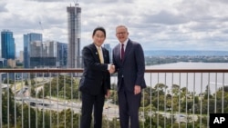 日本首相岸田文雄与澳大利亚总理安东尼·阿尔巴尼斯在澳大利亚西海岸城市佩斯会晤后达成的主要成果为：签署新安全协议提升军事、情报、网安等防卫领域合作。（美联社2022年10月）