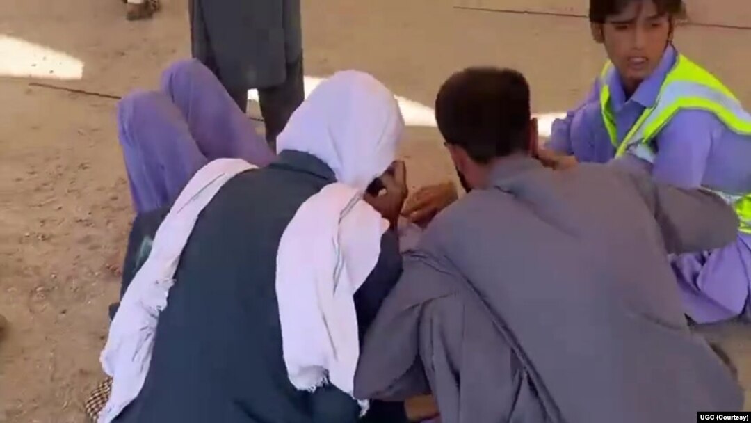 وائس آف امریکہ کو موصول ہونے والی ویڈیو کا اسکرین شاٹ جس میں ایک زخمی شخص کو ابتدائی طبی امداد دینے کی کوشش کی جا رہی ہے۔ 
