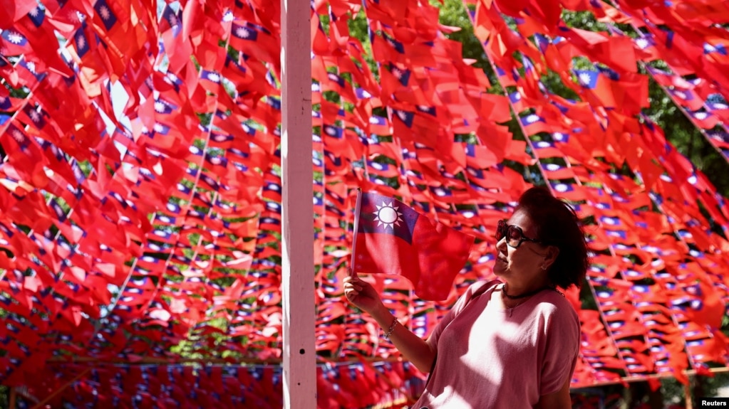 台湾桃园一个公园里悬挂起无数面台湾旗帜庆祝中华民国国庆双十节。（2022年10月5日）(photo:VOA)