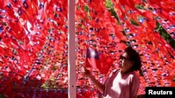 资料照片：台湾桃园一个公园里悬挂起无数面台湾旗帜庆祝中华民国国庆双十节。（2022年10月5日）