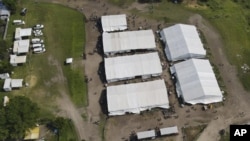 El campamento -cinco grandes carpas en las afueras del pueblo de San Pedro Tapanatepec con colchonetas, baños, agua y unos cuantos ventiladores para el sofocante calor- lleva funcionando desde inicios de agosto como centro de expedición de documentos de tránsito a extranjeros.