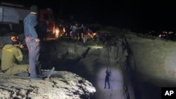 Pihak berwenang dan penduduk setempat menarik seorang migran ke tempat aman setelah perahu layar yang membawa hingga 100 migran tenggelam di dekat Pulau Kythira, selatan Athena, Yunani, 6 Oktober 2022. (Foto: via AP)