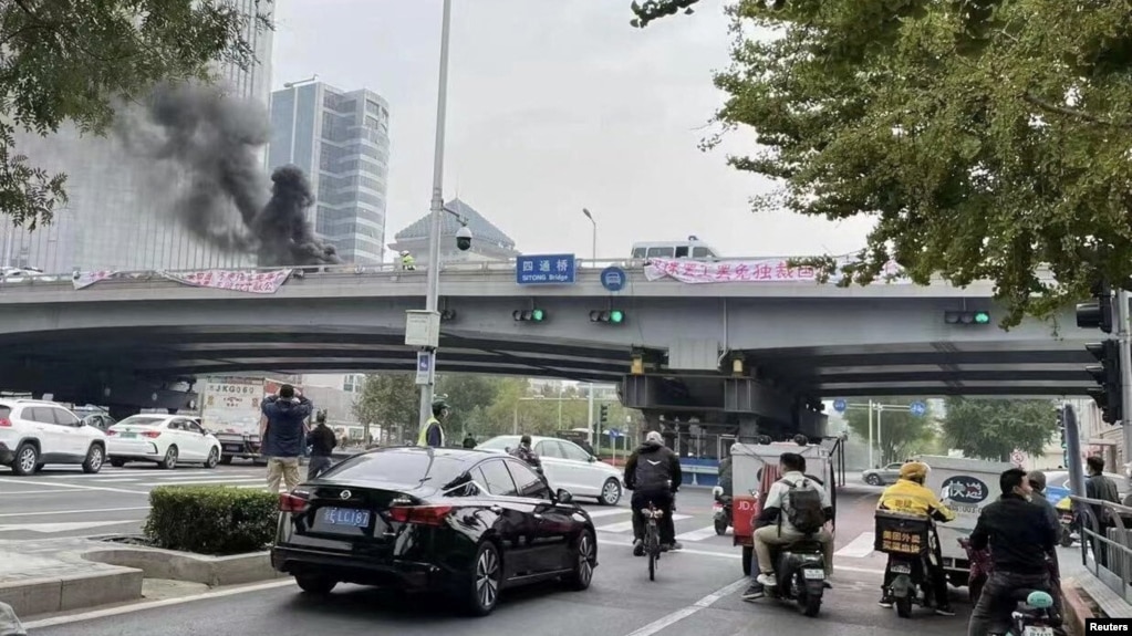 北京海淀区四通桥2022年10月13日有抗议者悬挂要求习近平下台的标语横幅。互联网监管人员迅速删除在中国社交媒体平台广泛传播的横幅照片。