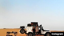 Bridget Thackwray dan Topher Richwhite, travel blogger asal Selandia Baru, ketika berada di Sudan dalam sebuah unggahan di akun Instagram mereka. (Foto: Instagram/expeditionearth.live)