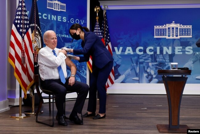 美国总统拜登在推动美国民众接种新冠疫苗加强针之际打加强针疫苗。（2022年10月25日）