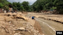 Tras el desastre climático en Las Tejerías, Venezuela, no llegan autos, solo motos.