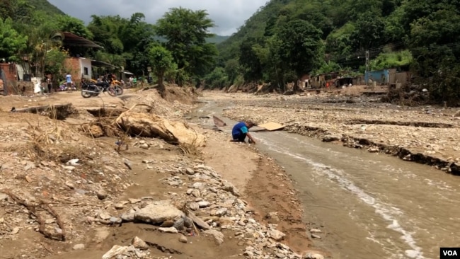 Tras el desastre climático en Las Tejerías, Venezuela, no llegan autos, solo motos.