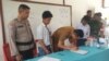 Guru SMA Negeri 2 Poso, Yanto Porayouw menandatangani kesepakatan bersama penyelesaian kasus kekerasan yang ia lakukan terhadap dua siswa di sekolahnya, pada 17 Oktober 2022. (Foto: VOA/Yoanes Litha)