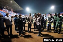 Kapolri Jendral Listyo Sigit Purnomo meninjau langsung Stadion Kanjuruhan di Malang, Jawa Timur pasca kerusuhan yang menewaskan lebih dari 120 orang (courtesy : Mabes Polri).