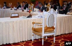 Kursi Menteri Luar Negeri Myanmar yang kosong tergambar saat sesi Rapat Paripurna Pertemuan Menteri Luar Negeri Perhimpunan Bangsa-Bangsa Asia Tenggara (ASEAN) ke-55 di Phnom Penh, pada 3 Agustus 2022. (Foto: AFP)