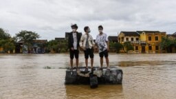 Air setinggi pinggang membanjiri beberapa lingkungan tepi sungai dan daerah lain di Thailand pada Kamis (29/9) setelah depresi tropis menyebabkan hujan lebat. (Foto: Ilustrasi/AFP)