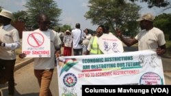 Broad Alliance Against Sanctions of Zimbabwe protesting at the the U. S. Embassy in Harare, Oct.19, 2022.