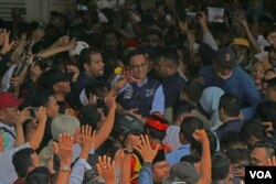 Anies Baswedan dikelilingi oleh massa pendukungnya dalam acara perpisahan dirinya sebagai gubernur DKI Jakarta periode 2017 - 2022 pada Minggu (16/10) siang di Balaikota DKI. (VOA/Indra Yoga)