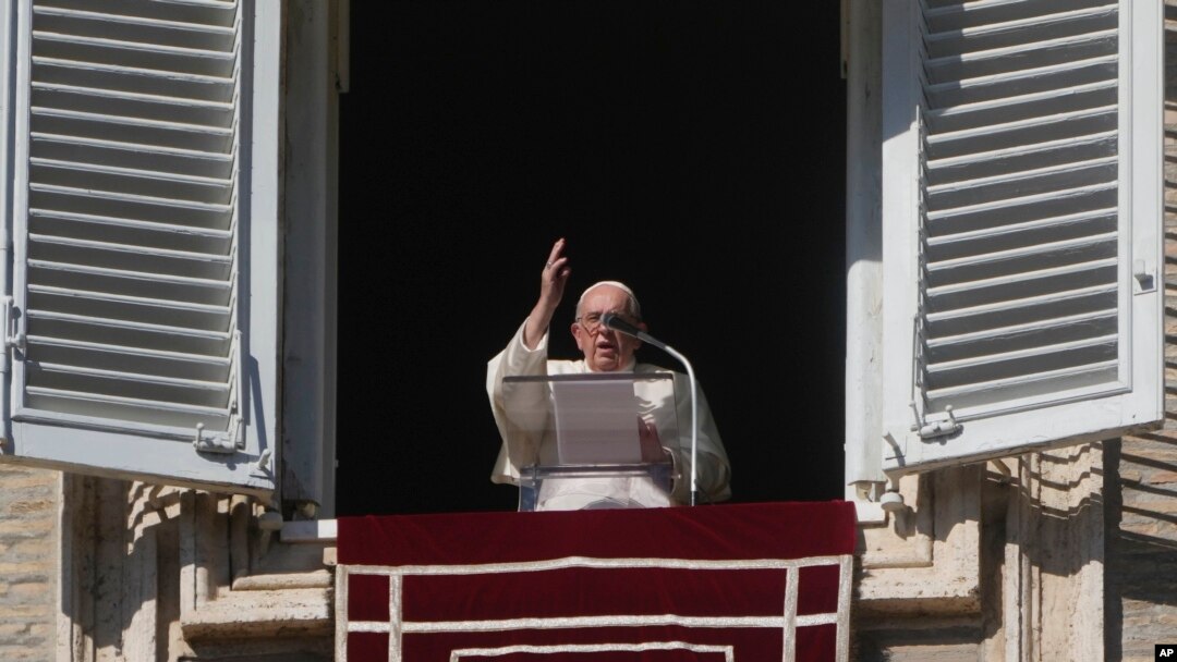 Paus Fransiskus menyampaikan doa Angelus di Lapangan Santo Petrus di Vatikan, Minggu, 30 Oktober 2022. (Foto: AP/Gregorio Borgia)
