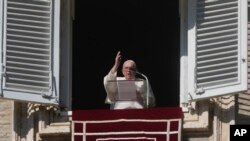 Paus Fransiskus menyampaikan doa Angelus di Lapangan Santo Petrus di Vatikan, Minggu, 30 Oktober 2022. (AP Photo/Gregorio Borgia)