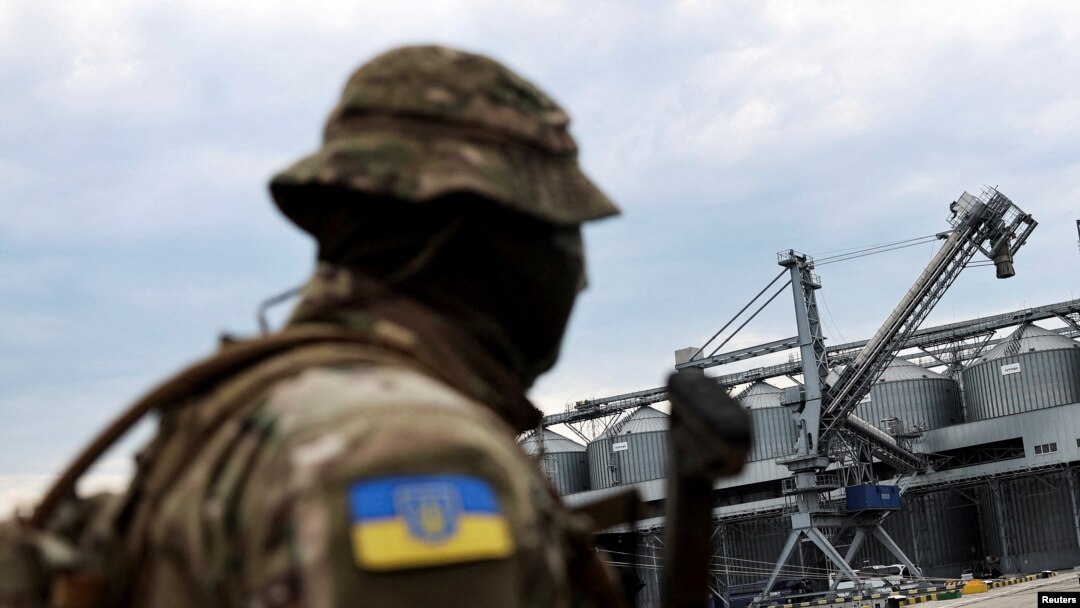 Seorang prajurit Ukraina berdiri di depan silo gandum di pelabuhan Laut Hitam Odesa, di Odesa, Ukraina, 29 Juli 2022. Pada 29 Oktober, Rusia mengakhiri kesepakatan yang ditengahi PBB yang memungkinkan Ukraina mengekspor gandum melalui laut. (Foto: Reuters)