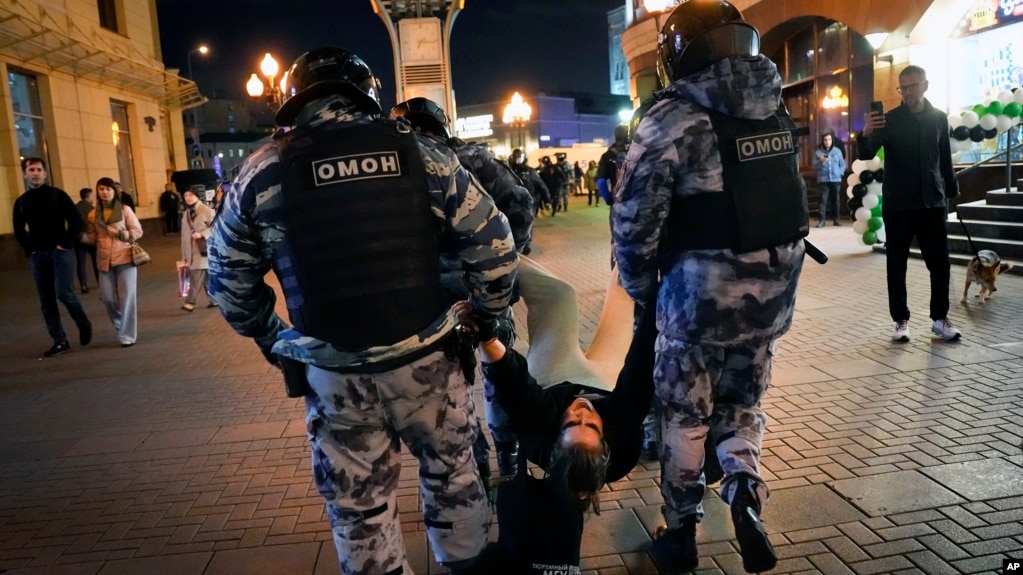 防暴警察在莫斯科街头拘捕一名抗议普京动员令的示威者。（2022年9月21日）(photo:VOA)