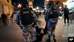 防暴警察在莫斯科街头拘捕一名抗议普京动员令的示威者。（2022年9月21日）