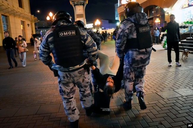 Cảnh sát chống bạo động bắt giữ một người biểu tình trong cuộc biểu tình phản đối lệnh động viên quân sự ở Moscow, Nga, ngày 21 tháng 9 năm 2022.
