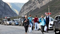 Россияне, спасающиеся от мобилизации, пересекают российско-грузинскую границу (архивное фото)