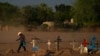 Un indígena yaquí cruza un cementerio donde se encuentra sepultado Tomás Rojo, un activista defensor del agua que fue asesinado, el martes 27 de septiembre de 2022, en Pótam, estado de Sonora, en el noroeste de México. (AP Foto/Fernando Llano)