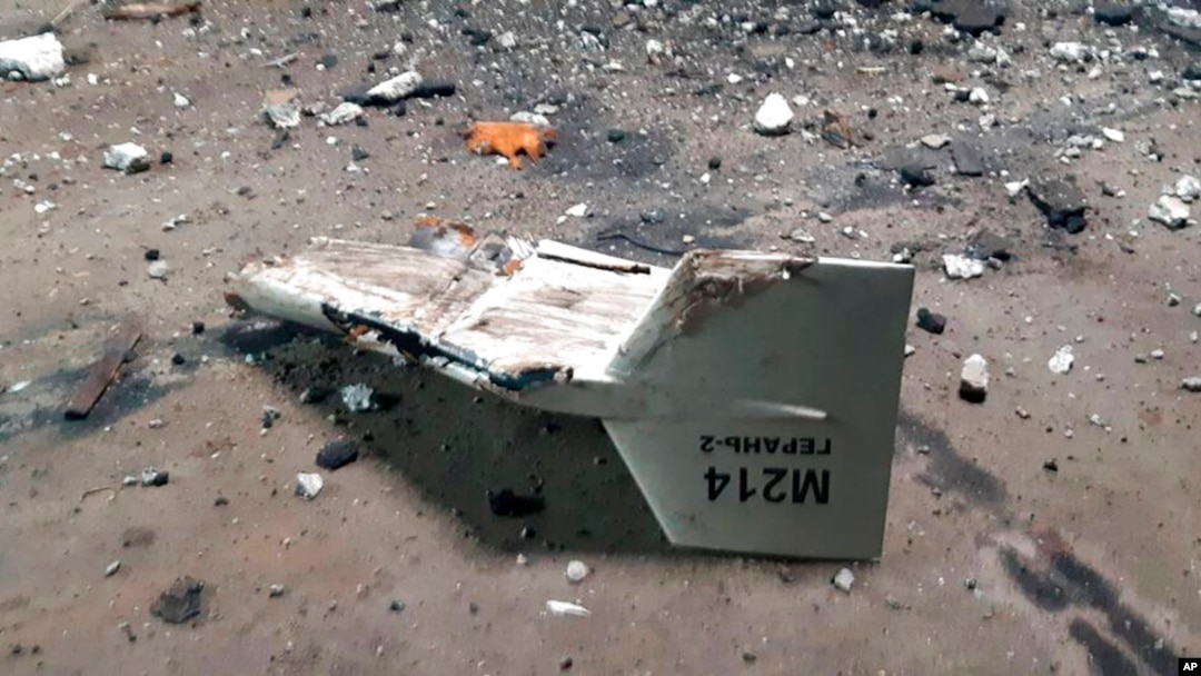 Ukrayna ordusunca yayınlanan bu fotoğrafın, Kupiansk kenti yakınlarında düşürülen İran'a ait Şahid insansız hava aracının enkazını
gösterdiği belirtiliyor.